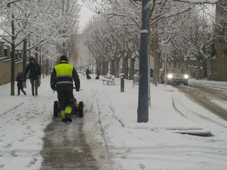 Operari municipal obrint traça al camí Ral.