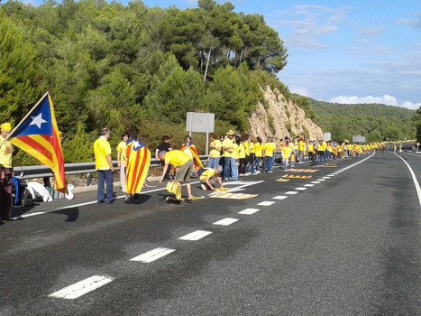 Una llarga, immensa, filera de persones unides.