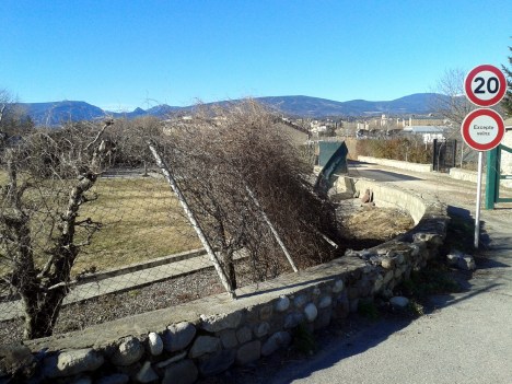 El vent va excedir de molt la velocitat permesa, per blegar aquesta tanca!