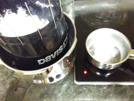 Fusió de la neu acumulada al pluviòmetre. El resultat, 15.6 litres.